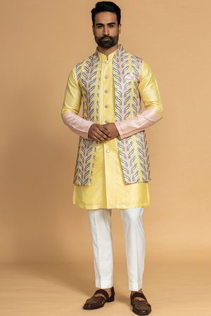 Жёлтый и цвета лайма национальный мужской костюм с жилетом из шёлка, украшенный вышивкой