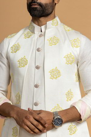 Белый и цвета айвори шёлковый национальный мужской костюм с жилетом, украшенный вышивкой