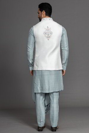 Синий шёлковый национальный мужской костюм с жилетом, украшенный вышивкой