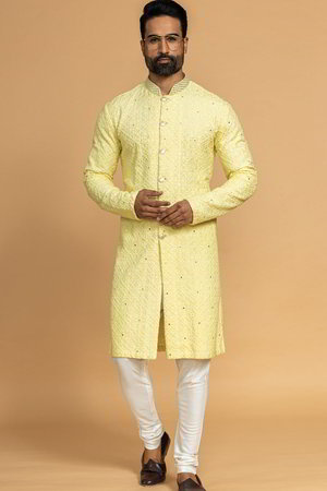 Лимонно-жёлтый шёлковый индийский национальный мужской костюм, украшенный вышивкой