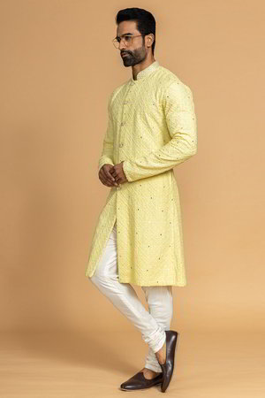 Лимонно-жёлтый шёлковый индийский национальный мужской костюм, украшенный вышивкой