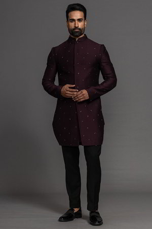 Фиолетовый индийский национальный мужской костюм, украшенный вышивкой