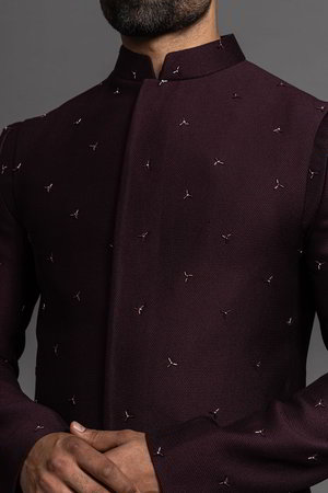 Фиолетовый индийский национальный мужской костюм, украшенный вышивкой