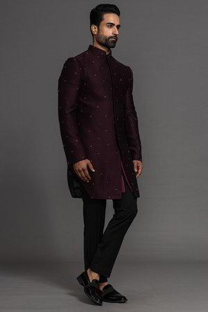 Фиолетовый индийский национальный мужской костюм, украшенный вышивкой