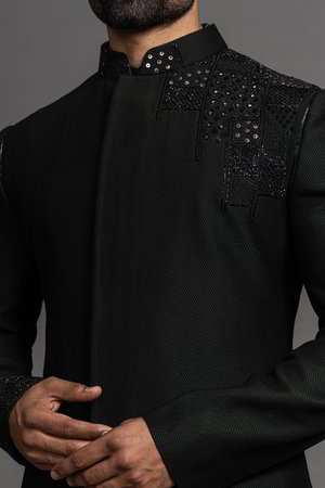 Чёрный индийский национальный мужской костюм, украшенный вышивкой