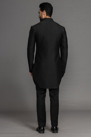 Чёрный индийский национальный мужской костюм, украшенный вышивкой