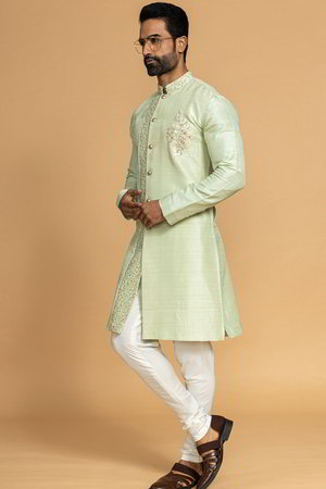 Зелёный индийский национальный мужской костюм из шёлка-сырца, украшенный вышивкой