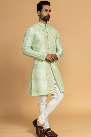 Зелёный индийский национальный мужской костюм из шёлка-сырца, украшенный вышивкой