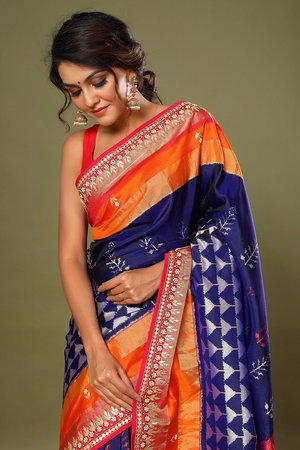 Оранжевое, золотое, розовое и синее индийское сари из натурального шёлка, украшенное вышивкой с аппликацией с перламутровыми бусинками