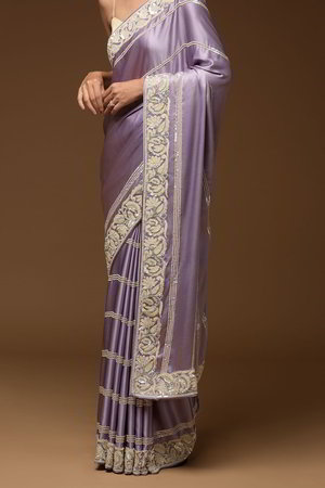 Серебристое и фиолетовое атласное индийское сари, украшенное вышивкой
