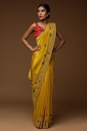 Горчичное, жёлтое и золотое индийское сари, украшенное вышивкой