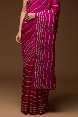 Розовое индийское сари из органзы, украшенное вышивкой