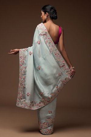 Синее индийское сари, украшенное вышивкой