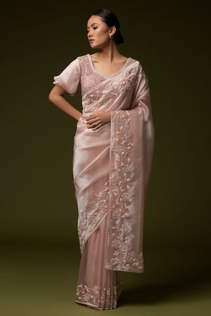 Персиковое и розовое индийское сари, украшенное вышивкой