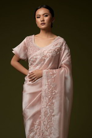 Персиковое и розовое индийское сари, украшенное вышивкой