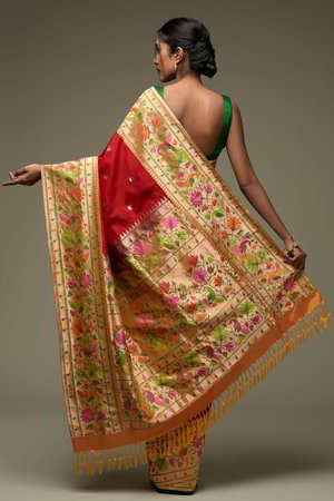 Разноцветное и красное индийское сари из натурального шёлка