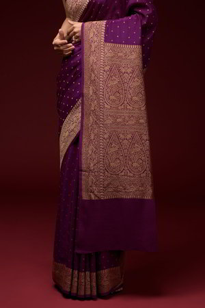 Фиолетовое, золотое и сливовое индийское сари из крепа