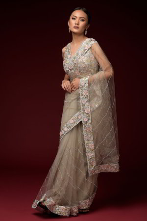 Светло-серое индийское сари из фатина, украшенное вышивкой