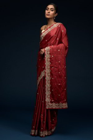Серебристое, золотое и красное шёлковое индийское сари, украшенное вышивкой