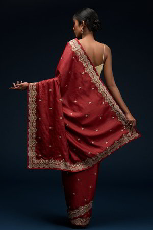Серебристое, золотое и красное шёлковое индийское сари, украшенное вышивкой