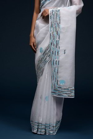 Серебристое и синее индийское сари из органзы, украшенное вышивкой