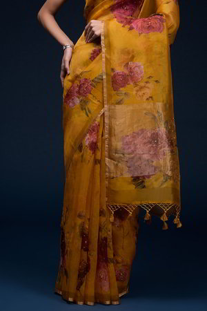 Жёлтое и золотое индийское сари из органзы