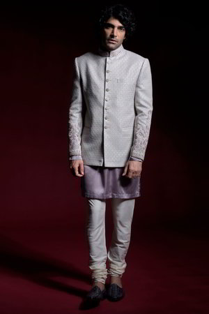 Серый мужской костюм из шёлка-сырца и атласа, украшенный вышивкой