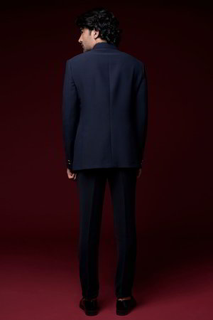 Синий мужской костюм, украшенный вышивкой