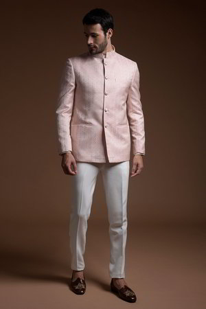 Светло-розовый атласный мужской костюм, украшенный вышивкой