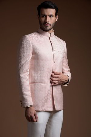 Светло-розовый атласный мужской костюм, украшенный вышивкой