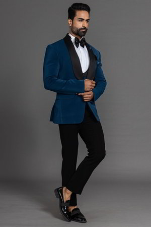 Синий мужской костюм