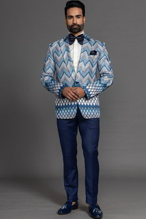 Белый и синий мужской костюм, украшенный вышивкой