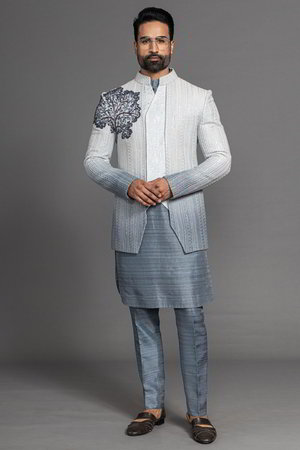 Серый мужской костюм из креп-жоржета и шёлка, украшенный вышивкой