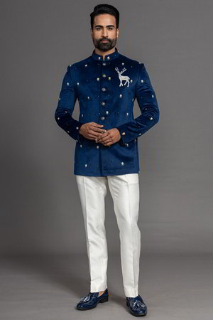 Синий замшевый мужской костюм, украшенный вышивкой