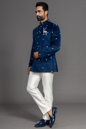 Синий замшевый мужской костюм, украшенный вышивкой