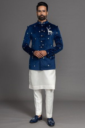 Синий замшевый и шёлковый мужской костюм, украшенный вышивкой