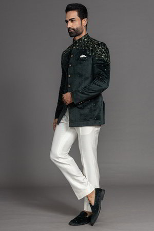 Зелёный замшевый мужской костюм, украшенный вышивкой