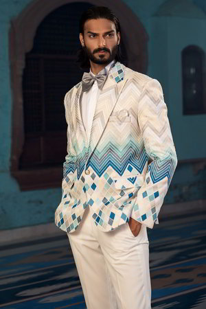 Белый и синий мужской костюм, украшенный вышивкой