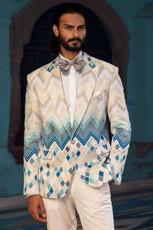 Белый и синий мужской костюм, украшенный вышивкой