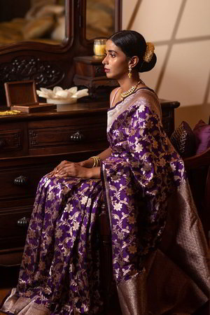 Фиолетовое и золотое индийское сари из натурального шёлка