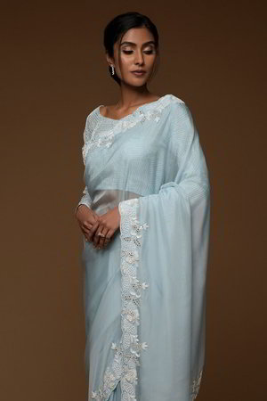Белое и синее индийское сари из органзы, украшенное вышивкой