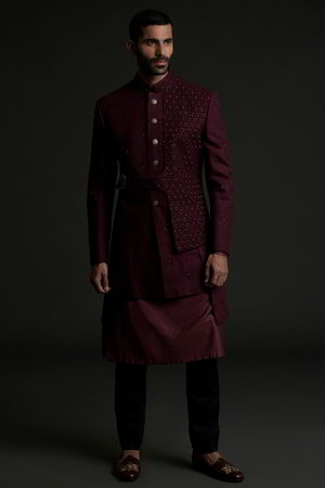 Фиолетовый и сливовый шёлковый индийский свадебный мужской костюм / шервани, украшенный вышивкой