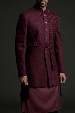 Фиолетовый и сливовый шёлковый индийский свадебный мужской костюм / шервани, украшенный вышивкой