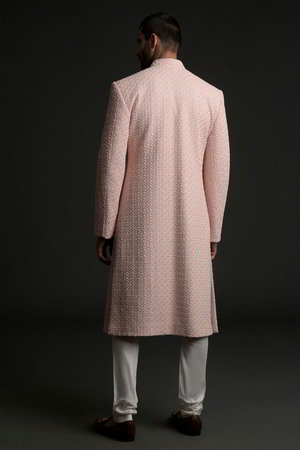 Светло-розовый шёлковый индийский свадебный мужской костюм / шервани, украшенный вышивкой
