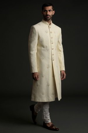 Белый индийский свадебный мужской костюм / шервани из креп-жоржета, украшенный вышивкой