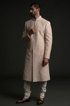 Оранжевый шёлковый индийский свадебный мужской костюм / шервани, украшенный вышивкой