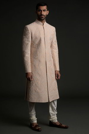 Оранжевый шёлковый индийский свадебный мужской костюм / шервани, украшенный вышивкой