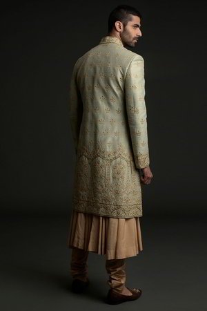Зелёный индийский свадебный мужской костюм / шервани из шёлка-сырца, украшенный вышивкой