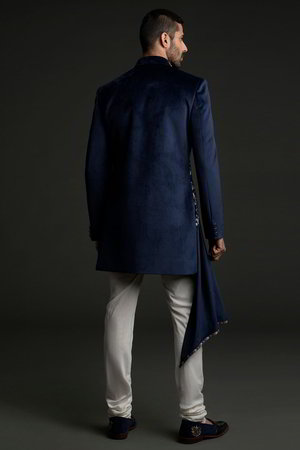 Тёмно-синий замшевый индийский свадебный мужской костюм / шервани, украшенный вышивкой