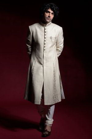 Бежевый индийский свадебный мужской костюм / шервани, украшенный вышивкой